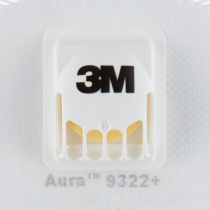 De close-up van een witte 3M™ Aura™ Comfort Cool Flow™ Particuliere Masker 9322+, FFP2, met ventiel van 3M Deutschland GmbH toont het zwarte 3M-logo, het geventileerde kunststofventiel en een deel van de modelaanduiding onder het ventiel.