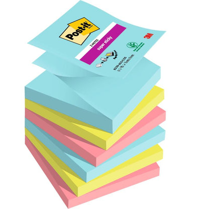 Een stapel 3M Post-it® Super Sticky Z-Notes uit de Boost Collection (76x76 mm, 90 vel/blok, 100% PEFC) in de kleuren blauw, geel en roze toont het logo en de productdetails op de bovenste blauwe notitie.