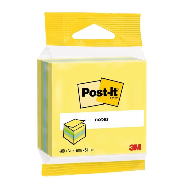 Een pakje Post-it® Notes Mini Kubus van 3M Deutschland GmbH bevat 400 vellen in het formaat 51 x 51 mm, heeft een gele omslag met het merklogo en de afbeelding van het notitieblok en is gemaakt van 100% PEFC-gecertificeerd papier.