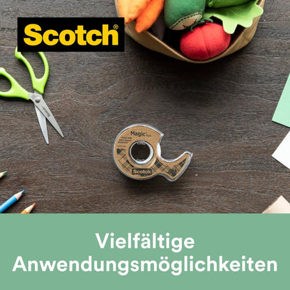 Een rol Scotch® Magic™ plakband (19 mm x 20 m) met 66% plantaardige lijm in de recyclingdispenser van 3M Deutschland GmbH ligt op hout, omgeven door knutselbenodigdheden. Tekst: "Veelzijdige toepassingsmogelijkheden.