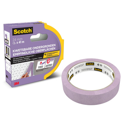Een rol Scotch® afplaktape voor gevoelige oppervlakken (24 mm x 41 m) van 3M Deutschland GmbH in PEFC-gecertificeerde verpakking, met 3M-logo, PEFC-label en productinformatie in meerdere talen.