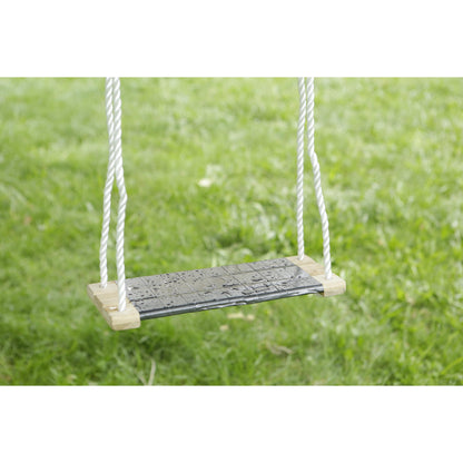 Nahaufnahme einer einfachen Schaukel mit Holzsitz und weißen Seilen, gesichert mit Scotch® Extremium™ All Weather Hochleistungs-Klebeband (27 m x 48 mm) von 3M Deutschland GmbH, die über grünem Gras mit Wassertropfen hängt.