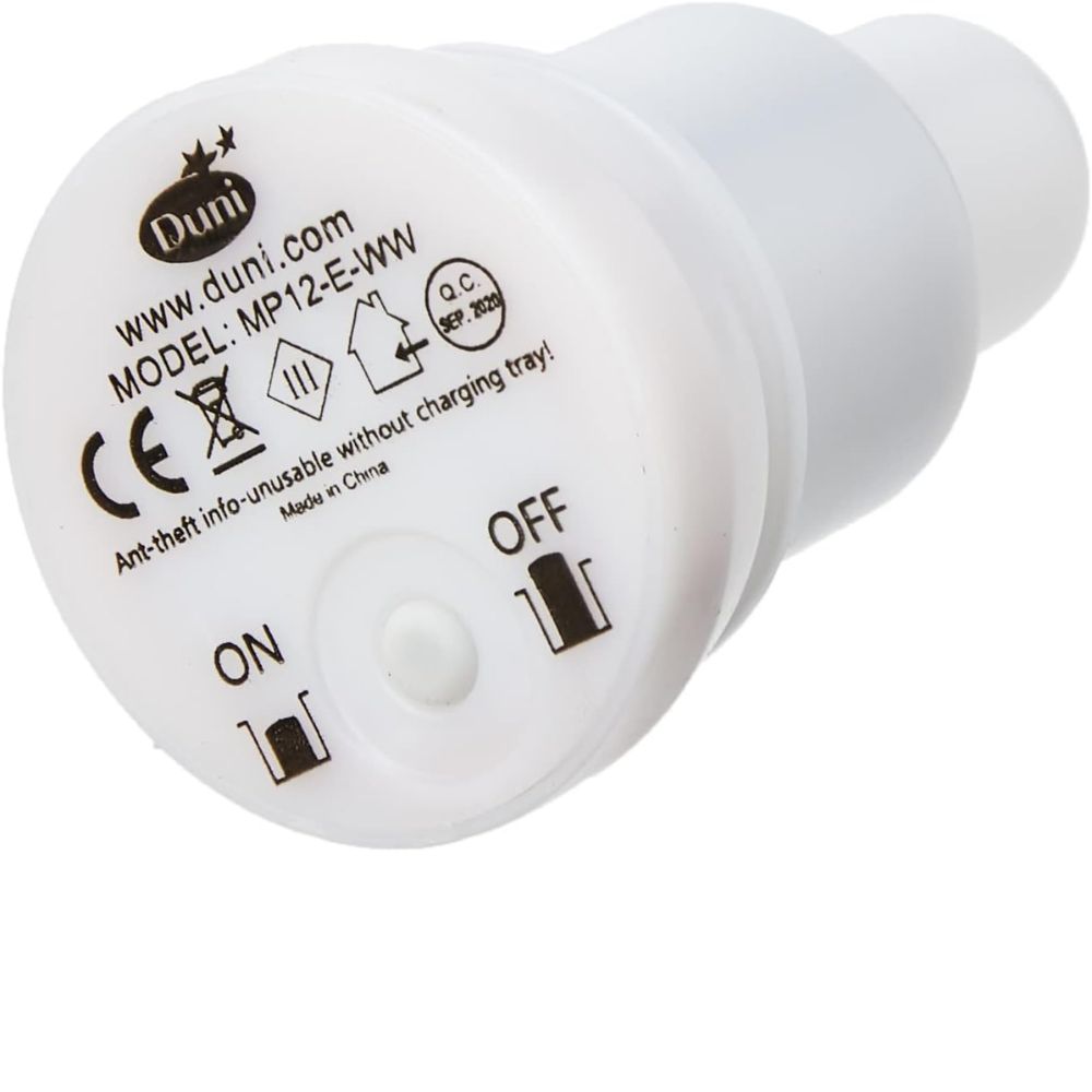 Een wit, oplaadbaar LED-apparaat van Duni GmbH, model MP12-E-WW, uit de verpakking "LED Set, Warmwit & Multicolor - 12 stuks kleurwissellampen"; met aan/uit-schakelaar, knop, afstandsbedieningssymbool en diefstalwaarschuwing.