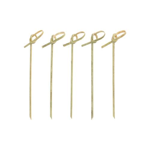 Vijf PAPSTAR 40 Fingerfood-prikkers „pure“ van PAPSTAR GmbH, met geknoopte lussen aan de bovenkant, zijn verticaal in een rij op een witte ondergrond geplaatst.