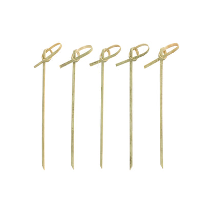 Vijf PAPSTAR 40 Fingerfood-prikkers „pure“ van PAPSTAR GmbH, met geknoopte lussen aan de bovenkant, zijn verticaal in een rij op een witte ondergrond geplaatst.