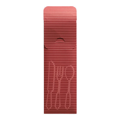 De PAPSTAR 100 bestekzakjes (23,5 x 7,3 cm) van PAPSTAR GmbH zijn rode, langs geribbelde bestekzakjes van papier met geprinte vorken, messen en lepels, een dekselklep en een kleurrijk bistroservet – ideaal voor gebruik in de horeca.