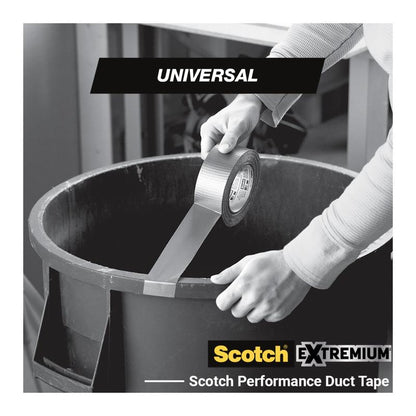 Een persoon plakt Scotch® Universele Tape 2904 (50 m x 48 mm) van 3M Deutschland GmbH op de rand van een grote ronde kunststof container. De afbeelding toont het '3M'-logo en de productbranding.