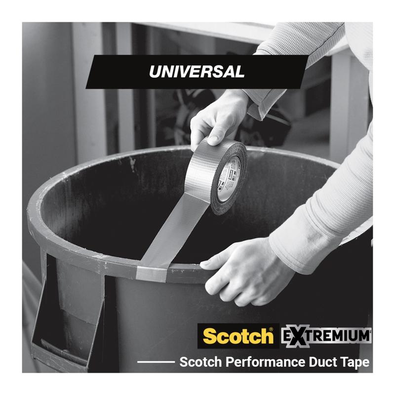 Een persoon plakt een strook plakband over een grote, ronde vuilnisbak. De afbeelding toont de tekst "3M Deutschland GmbH" en "Scotch® Universal Klebeband 2904, 25 m x 48 mm".