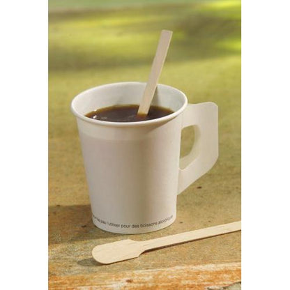 Een witte wegwerpbeker met donkere koffie houdt een PAPSTAR roerstaafje hout "pure" (13 cm), daarnaast een ander milieuvriendelijk houten roerstaafje van de PAPSTAR GmbH. De achtergrond is zachtjes vervaagd.