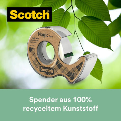Een Scotch® Magic™ plakband (19 mm x 20 m) van 3M Deutschland GmbH - met 66% plantaardige lijm en dispenser van gerecycled materiaal - hangt aan een touw in de boom, omgeven door groene bladeren.