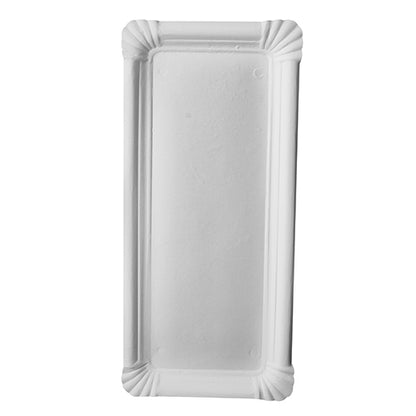 Het PAPSTAR 250 bord, karton "pure" rechthoekig wit van PAPSTAR GmbH is een rechthoekig wit bord van milieuvriendelijk versvezelplaat met licht verhoogde, decoratieve randen en afgeronde hoeken, afgebeeld op een effen achtergrond.