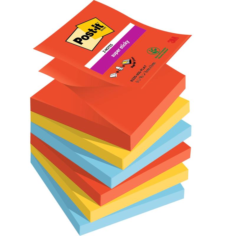 Een stapel 3M Post-it® Super Sticky Z-Notes, Boost Collection (76x76mm, 90 vel/blok, PEFC-gecertificeerd), toont de bovenste notitie met productinformatie. De kleuren zijn rood, geel en blauw.