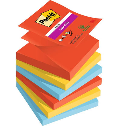 Een stapel 3M Post-it® Super Sticky Z-Notes, Boost Collection (76x76mm, 90 vel/blok, PEFC-gecertificeerd), toont de bovenste notitie met productinformatie. De kleuren zijn rood, geel en blauw.