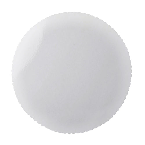 Een ronde, witte, gecoate taartonderlegger van karton (Ø 28 cm) met gekartelde rand van Starpak, in een verpakking van 6 stuks en afzonderlijk verpakt in krimpfolie.