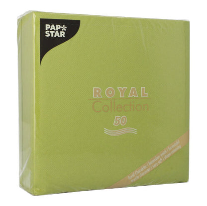 Eine grüne, quadratische Kunststoffverpackung mit der Aufschrift "PAPSTAR 50 Servietten 'ROYAL Collection' 1/4-Falz 40 x 40 cm grün" der PAPSTAR GmbH ist mit schlichter weißer und goldener Schrift versehen und enthält 50 Servietten.