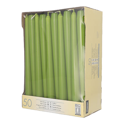 Die Starpak 50 Leuchterkerzen Ø 2,2 cm - 25 cm sind grüne Spitzkerzen, die aufrecht angeordnet sind und durch ein klares Fenster auf der beigen Schachtel sichtbar sind. Diese Starpak-Kerzen bieten eine lange Brenndauer für ein nachhaltiges Ambiente.
