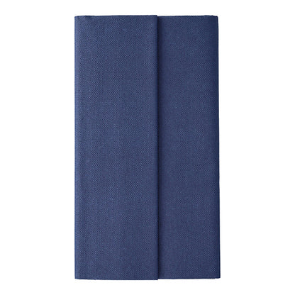Een tafelkleed van de PAPSTAR GmbH uit de ROYAL-collectie (Tissue, 120 x 180 cm) in donkerblauw is netjes gevouwen en verticaal voor een eenvoudige witte achtergrond gepositioneerd, wat de hoogwaardige kwaliteit onderstreept.