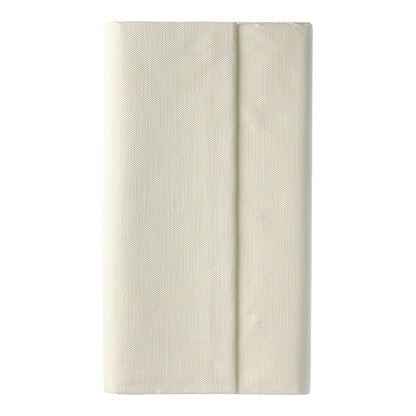 Een netjes gevouwen, crème-kleurig PAPSTAR-tafelkleed uit de ROYAL-collectie (120 cm x 180 cm, PAPSTAR GmbH) voor een eenvoudige witte achtergrond.