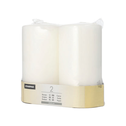 Twee grote witte Starpak stompkaarsen (Ø 80 mm, platte kop) worden geleverd in een 2-pack, verpakt in doorzichtig plastic en voorzien van een beige-grijs etiket aan de onderkant met daarop productinformatie en de merknaam Starpak.