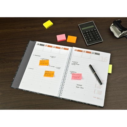 Ein offener Planer mit handschriftlichen Notizen und 3M Deutschland GmbH Post-it® Notes in verschiedenen Neonfarben (38mm x 51mm, 3+1 Pack, PEFC) liegt auf einem Holztisch neben Stift, Taschenrechner und Klebebandabroller.
