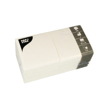 Een stapel PAPSTAR 200 servetten, 3-laags, 1/4-vouw, 24x24 cm van de PAPSTAR GmbH, met productinformatie zoals servetgrootte en hoeveelheid op de verpakking.