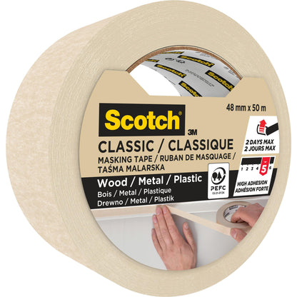 Een rol Scotch® Afplaktape Classic (48 mm x 50 m) van 3M Deutschland GmbH, 70% PEFC-gecertificeerd (SGSCH-COC-110078). Ideaal voor het afplakken van hout, metaal en kunststof; op de verpakking vindt u aanwijzingen voor gebruik.