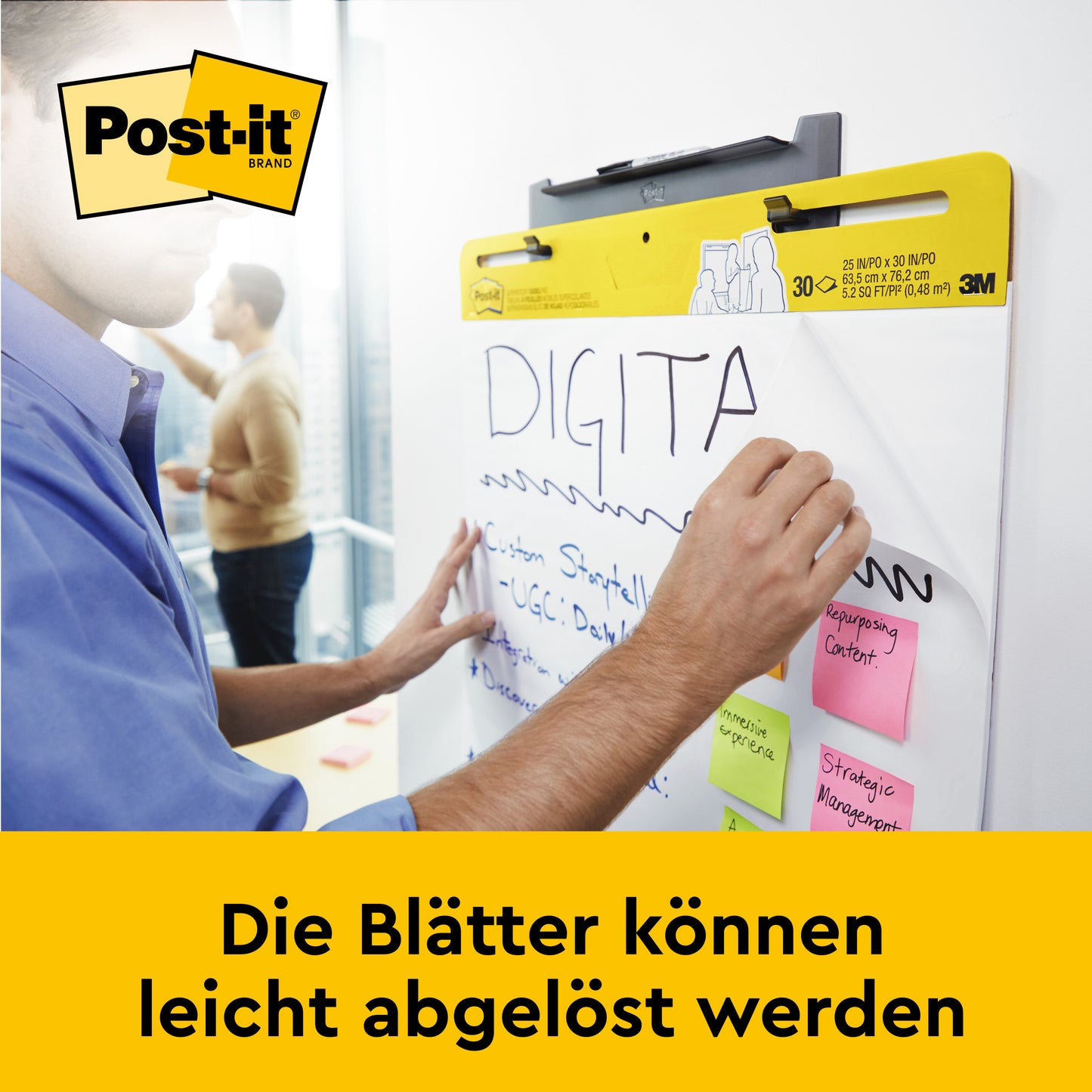 Eine Person schreibt auf einem 3M Deutschland GmbH Post-it® Super Sticky selbsthaftendes Mini Meeting Chart/Flipchart Mini 577SS, 38 x 45,7 cm, während bunte Haftnotizen den Block zieren. Am Boden steht: "Die Blätter können leicht abgelöst werden.