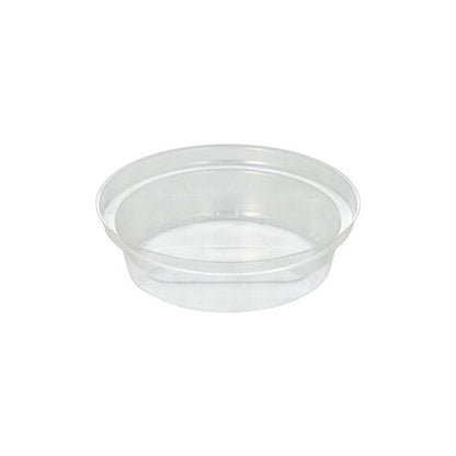 De ronde Starpak "Hurricane" inzet is een kleine, doorzichtige kunststofcontainer van recyclebaar PET met een diameter van 9 cm en een hoogte van 2,2 cm, met gladde zijkanten en zonder deksel. De verpakking bevat 50 stuks. Afbeelding op witte achtergrond.