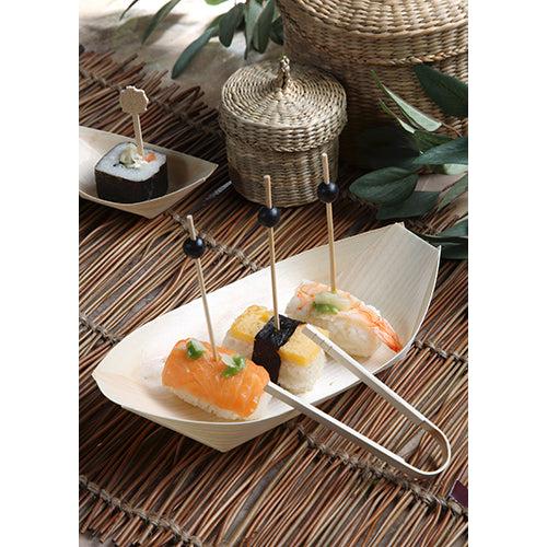 Die „puren“ Holzschiffchen der PAPSTAR GmbH aus der 50 Fingerfood-Schalen-Serie servieren Sushi stilvoll: drei Sorten (Lachs, Garnele, Seetangrolle) auf Holzpickern. Die natürlichen Schalen bieten eine umweltfreundliche Präsentation.