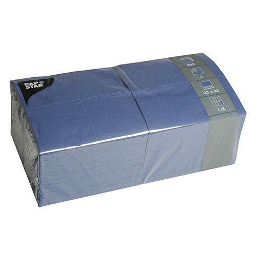 Een verzegelde kunststofverpakking van PAPSTAR 250 servetten, 3-laags, 1/8-vouw van de PAPSTAR GmbH. De blauwe servetten zijn gevouwen, in twee rijen gestapeld en meten elk 33 x 33 cm, zoals op de verpakking staat aangegeven.