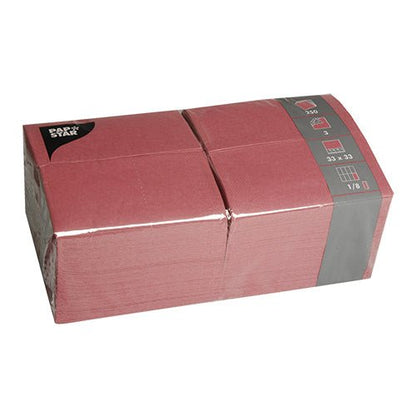 Een verpakking PAPSTAR 250 servetten, 3-laags, 1/8-vouw van de PAPSTAR De GmbH is netjes verpakt in doorzichtige kunststof en voorzien van een grijs etiket aan de zijkant waarop de productgegevens staan vermeld.