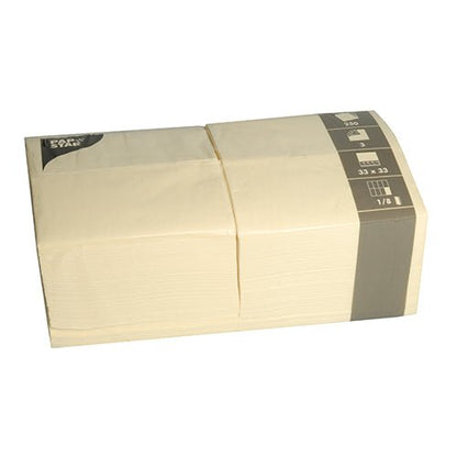 Een stapel PAPSTAR 250 servetten, 3-laags, 1/8-vouw van de PAPSTAR GmbH (33 x 33 cm), opgevouwen en verpakt in doorzichtige folie met een grijs etiket waarop aan één kant productinformatie staat vermeld.