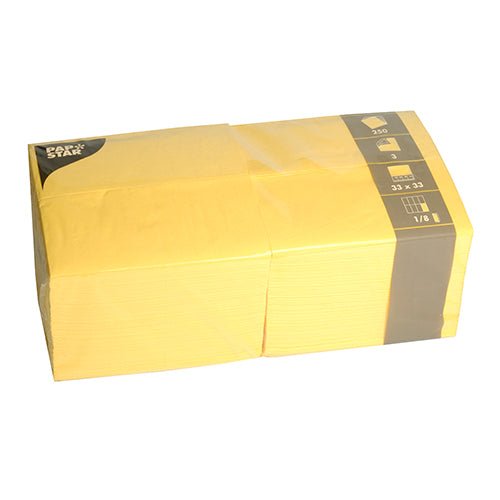 Op de afbeelding is een in plastic verpakte verpakking te zien PAPSTAR 250 servetten, 3-laags, 1/8-vouw van de PAPSTAR GmbH. Op het etiket aan de rechterkant staan symbolen en cijfers die waarschijnlijk verwijzen naar details zoals de afmetingen (33 x 33 cm) of de hoeveelheid.