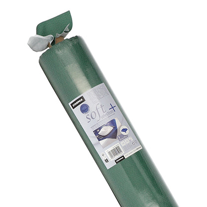 Eine grüne Rolle Starpak Tischdecke, stoffähnlich, Vlies "soft selection plus", ideal als langlebige Tischdecke, mit einem Produktetikett und einem kleinen, von oben abgezogenen Stück weißem Material, fotografiert auf weißem Hintergrund.