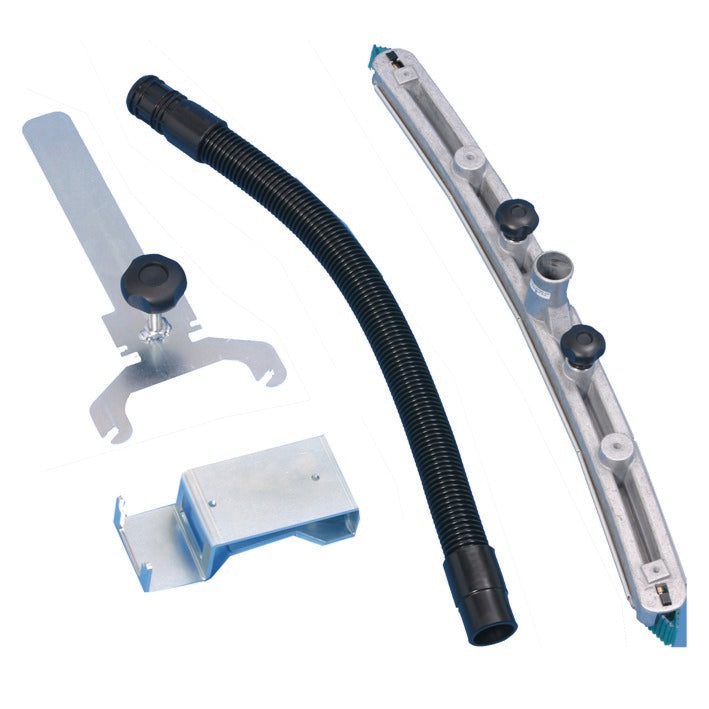 Vier componenten voor de Fixomat voor TASKI vacumat 44T van Diversey Deutschland GmbH & Co. OHG, waaronder een flexibele slang, een gebogen staaf met nopjes, een houder en een plat stuk, zijn overzichtelijk op een witte achtergrond gerangschikt.