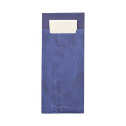 Een wit servet is gedeeltelijk in een PAPSTAR 520 bestekzak (20 x 8,5 cm, 2-laags, 33 x 33 cm) van subtiel gemonteerd materiaal van het merk PAPSTAR GmbH geschoven.