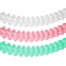 Die PAPSTAR GmbH Girlande Papier (Ø 16 cm), farbig sortiert "Pastel", zeigt sich in den Farben Weiß, Rosa und Mintgrün mit einem gefalteten geometrischen Muster - eine stilvolle Wahl für eine Partydekoration in Pastellfarben.