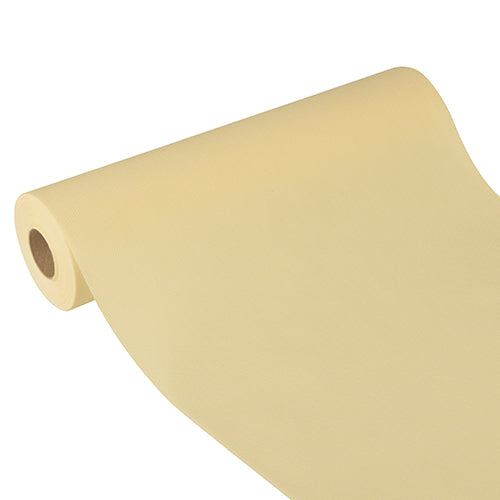 De Starpak tafelloper, stofachtig, vlies „Soft Selection Plus“ (24 m x 40 cm) in lichtbeige ligt gedeeltelijk uitgerold op witte achtergrond en toont zijn gladde textuur en elegante uitstraling – ideaal voor speciale gelegenheden.