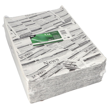 Een grote stapel PAPSTAR 5 inpakpapieren, 3cm x 2cm „Newsprint“ van PAPSTAR GmbH, gemaakt van hoogwaardig materiaal en verpakt in folie met een groen-wit etiket (5 kg), ideaal voor verpakken, met gesimuleerde krantenartikelen en vacatures.