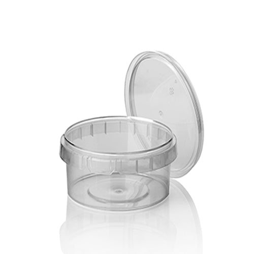 Een transparante, ronde Starpak 40 delicatessenbeker (PP, 480 ml, Ø 11,8 cm · 7 cm) met bijpassend deksel en optionele originaliteitsverzegeling staat op een witte ondergrond - ideaal voor de veilige opslag van delicatessen. 40 stuks.