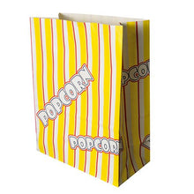 Een rechthoekige gele PAPSTAR popcornzak (pergamentvervanger, vetvrij) met rood-witte strepen en "POPCORN" in witte opdruk van de PAPSTAR GmbH staat rechtop en lijkt leeg.