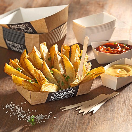 Dik gesneden aardappelpartjes worden op een kartonnen dienblad met kruiden geserveerd, daarbij zijn de witte sausbakjes "pure" (3,5x3 cm, 50 stuks) van PAPSTAR GmbH voor dips en salsa, grof zout en houten vorken - een perfecte snackpresentatie.