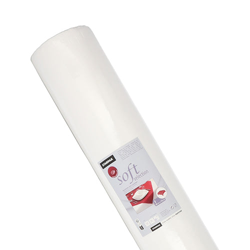 Een groot wit Starpak-tafellaken, stofachtig vlies "Soft Selection" (40 m x 1,18 m), wordt rechtopstaand getoond met een etiket met dinerborden, wat het als ideaal voor gebruik in de horeca aanduidt.