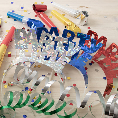 De PAPSTAR 4 haarbanden kleurrijk gesorteerd "Metallic" van PAPSTAR GmbH stralen in felle metallic kleuren zoals blauw, rood en zilver - ideaal voor feestjes met confetti, golvende linten en kleurrijke lawaaimakers op een lichte houten ondergrond.