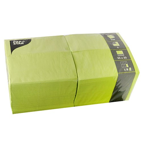 Een verzegelde verpakking PAPSTAR 250 servetten, 3-laags, 1/8-vouw van de PAPSTAR De verpakking bevat 250 servetten (33 x 33 cm) in een doorzichtige plastic hoes met zwart-gele etiketten.