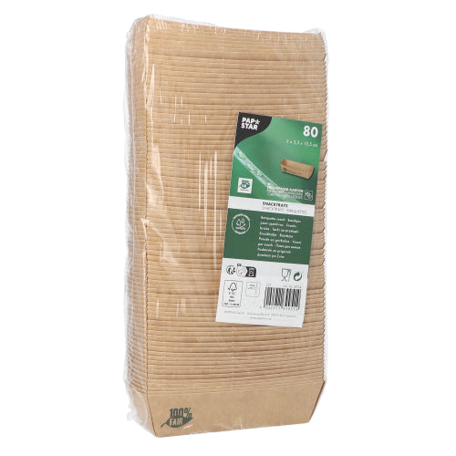 Eine versiegelte Packung mit 80 PAPSTAR Snacktrays, Pappe „pure“ braun „100% Fair“, je 23 x 15,5 cm, der PAPSTAR GmbH, ist mit einem grün-weißen Etikett mit Produktinformationen und Recyclingsymbolen versehen.