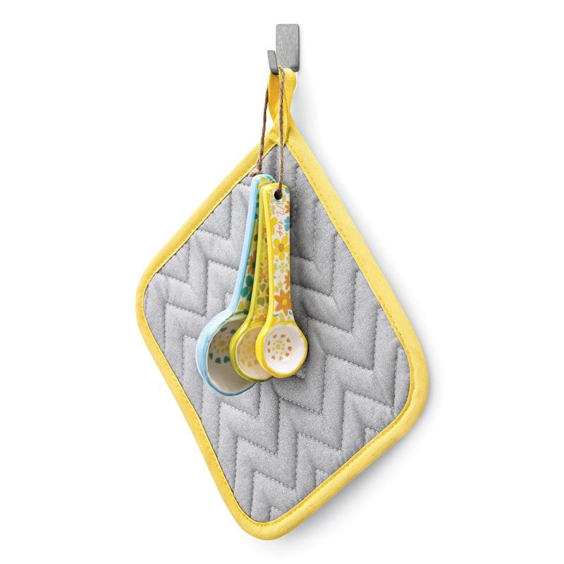 Gekleurde maatlepels en een grijze pannenlap met gele bies hangen netjes aan een wandorganisatiesysteem met 3M Command™ roestvrijstalen metalen haken maat S (17031SS-4ES) van 3M Deutschland GmbH, dat eenvoudig en snel te bevestigen is.