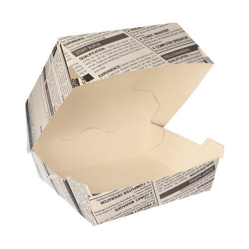 De PAPSTAR burgerboxen "Newsprint" groot (7,8x11x11,5 cm, karton), van PAPSTAR GmbH, worden geopend en leeg afgebeeld met hun krantenpapierontwerp op een witte achtergrond. De verpakking bevat 50 stuks in krimpfolie.