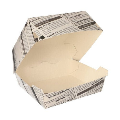 De PAPSTAR burgerboxen "Newsprint" groot (7,8x11x11,5 cm, karton), van PAPSTAR GmbH, worden geopend en leeg afgebeeld met hun krantenpapierontwerp op een witte achtergrond. De verpakking bevat 50 stuks in krimpfolie.