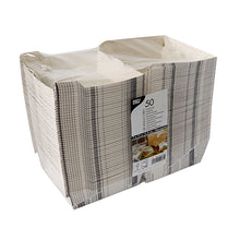 Eine versiegelte Packung mit 50 PAPSTAR Burgerboxen "Newsprint" groß (7,8x11x11,5 cm) der PAPSTAR GmbH, aus stabiler Pappe, mit gestreiftem Zeitungspapiermotiv und Produktetikett, eingeschweißt in teiltransparente Schrumpffolie.